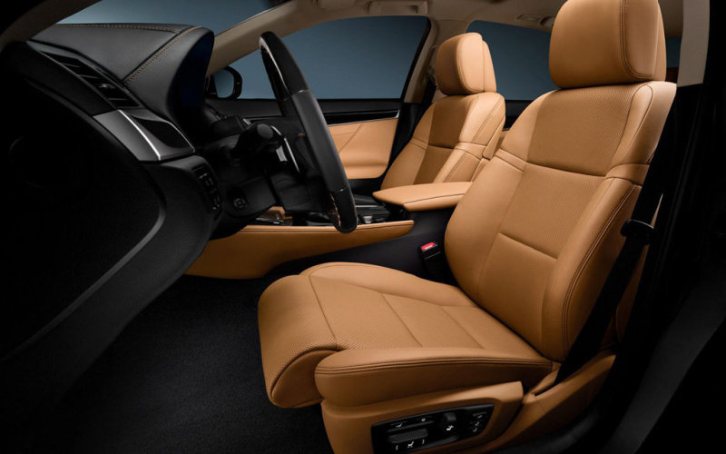 В исполнениях рангом повыше сиденья обиты перфорированной кожей