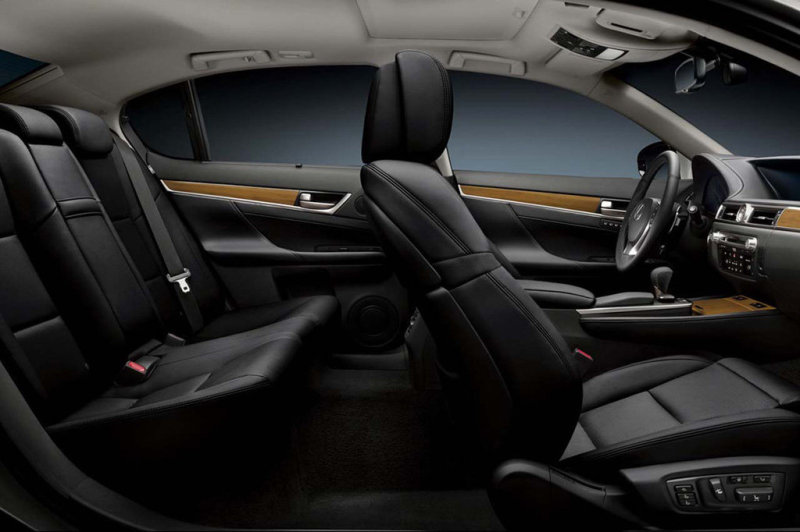 В салоне нового GS пятеро взрослых устраиваются довольно свободно