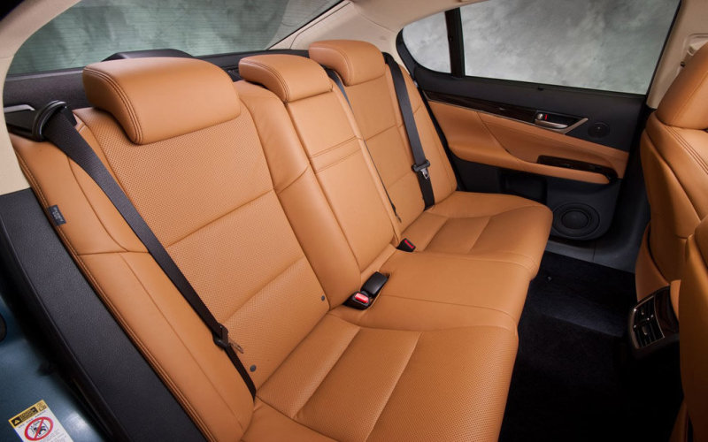 Сиденье 2-го ряда размечено на троих, но места для ступней среднего пассажира маловато