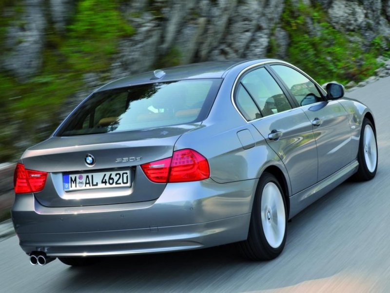 Это Е90 после фейслифтинга с обновленными фонарями