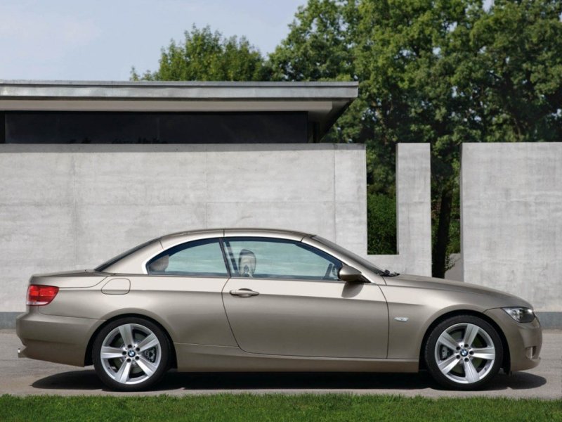 93-я BMW  имеет жесткую складную крышу и очень похожа на своего собрата Е92