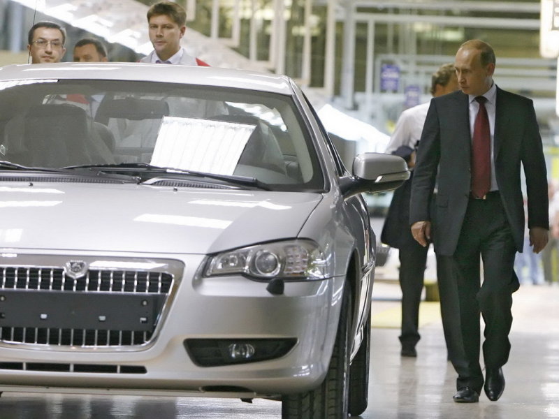 Владимир Путин лично оценил первый, выпущенный заводом автомобиль