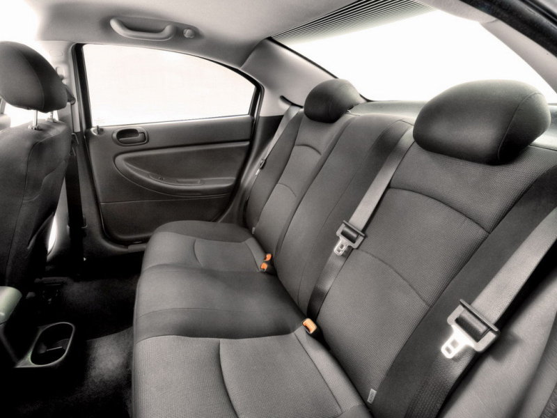 Сзади не так комфортно, как спереди. Всему виной низкая покатая крыша