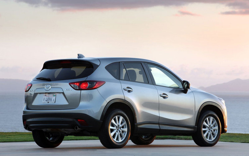 На взгляд с «кормы», CX-5 отличается тщательно «отшлифованной» аэродинамикой