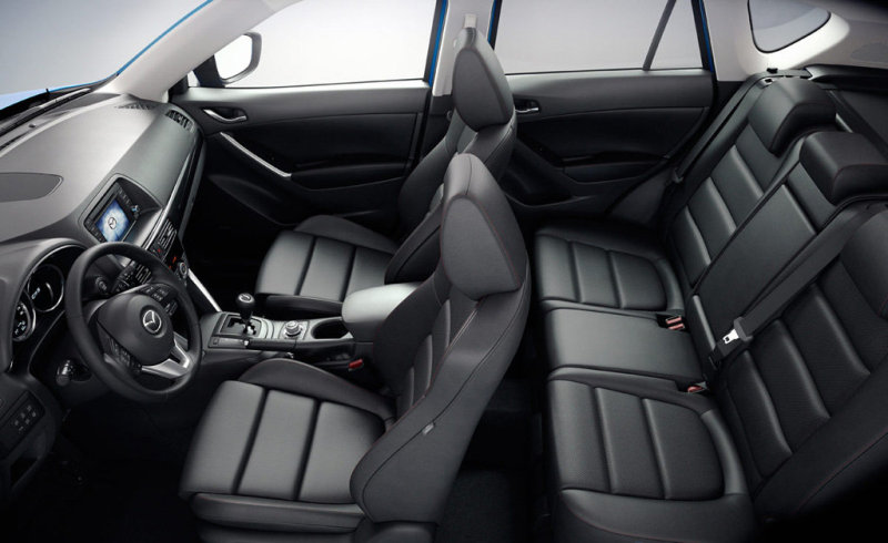 Просторный салон CX-5 рассчитан на пятерых взрослых. Хотя удобней вчетвером…