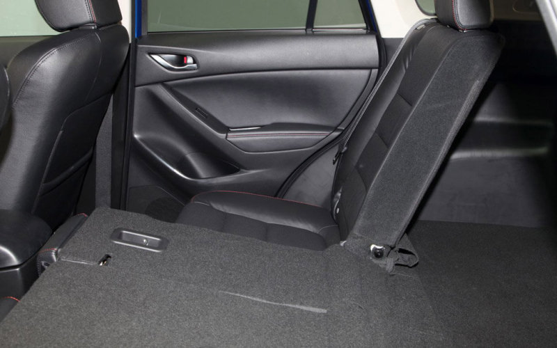 Складные сиденья 2-го ряда образуют погрузочное пространство с почти ровным полом