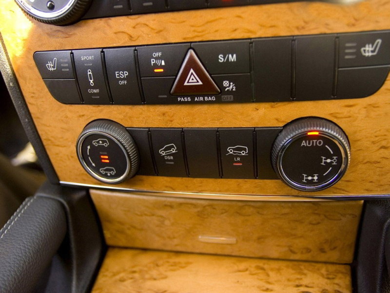 Проблем с раздаточной коробкой и блокировками дифференциалов не отмечено, а управлять ими можно поворотной шайбой, расположенной с правой стороны