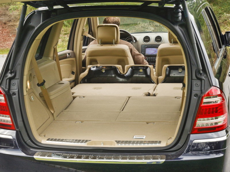 Благодаря складывающимся в ровный пол сиденьям первых двух рядов, GL можно превратить в небольшой грузовик