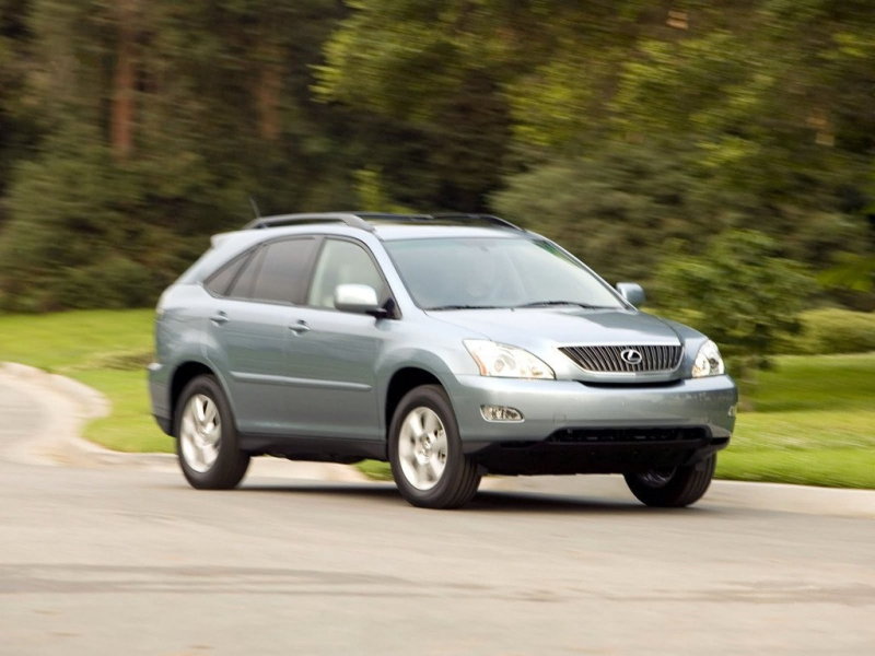 Мощный двигатель позволяет двигаться весьма динамично, однако предназначается Lexus совсем не для этого