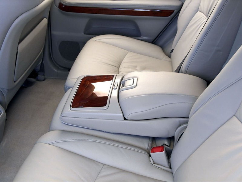 Кожа на сидениях высокого качества. Однако обивка Вам не простит пролитого кофе