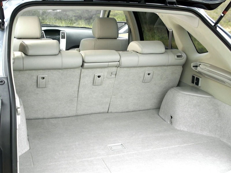 Багажник имеет относительно большой объем, но самые известные «сверчки» живут именно там