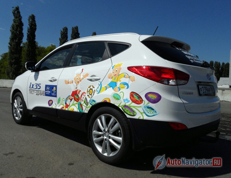 Красивая оклейка машины - дань Чемпионату Европы по футболу 2012 года. Hyundai - официальный партнёр мероприятия