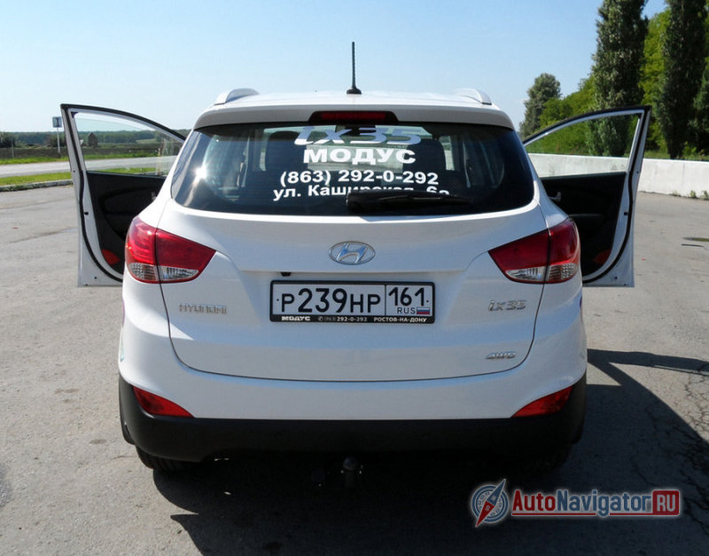 Слева над номерным знаком виднеется «глаз» камеры заднего обзора