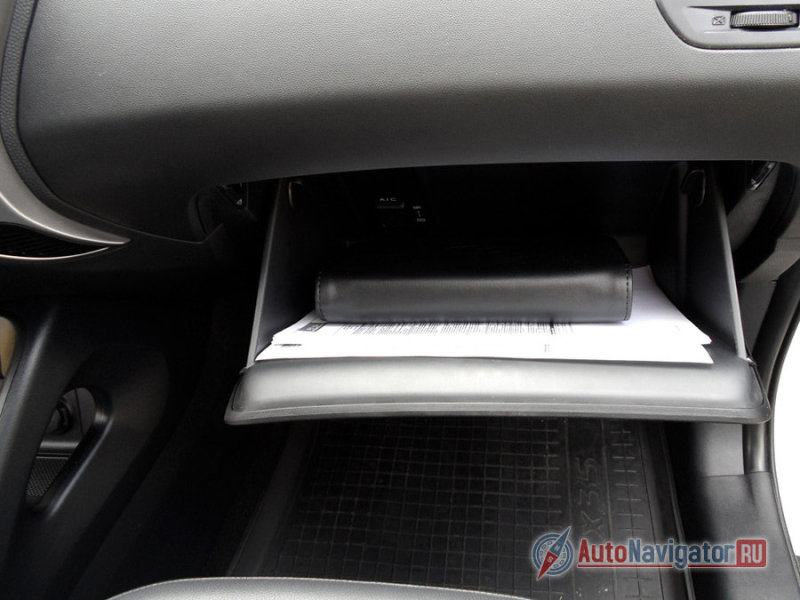 «Бардачок», к сожалению, очень мал, однако «умеет» охлаждать помещённые в него банки и бутылки с напитками