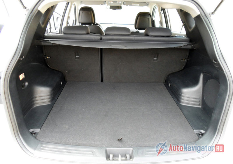 Багажный отсек довольно просторный и радует широким проёмом
