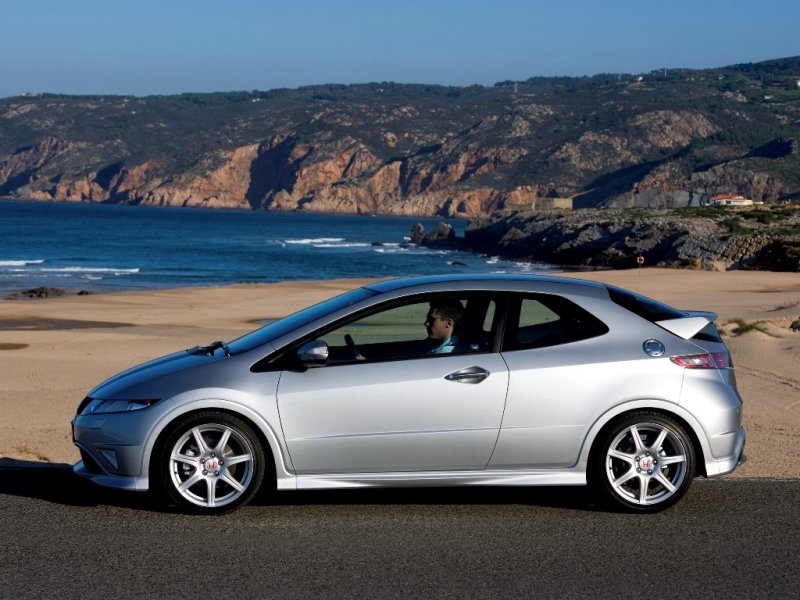 Заряженная версия Type-R украшена спойлером и более низкой «юбкой»