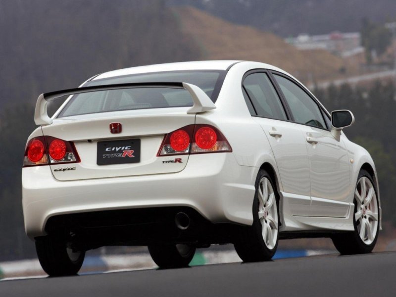 ...на крышке багажника которого красуется огромное анти-крыло