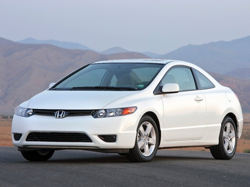Купе Civic очень редко встречается в России, ведь продавались оно только в США