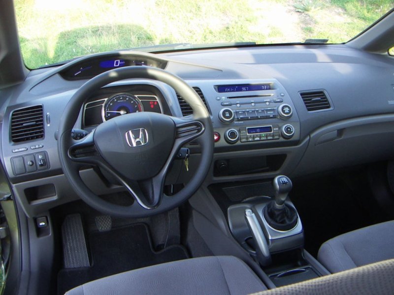 Салон седана выполнен в футуристическом стиле