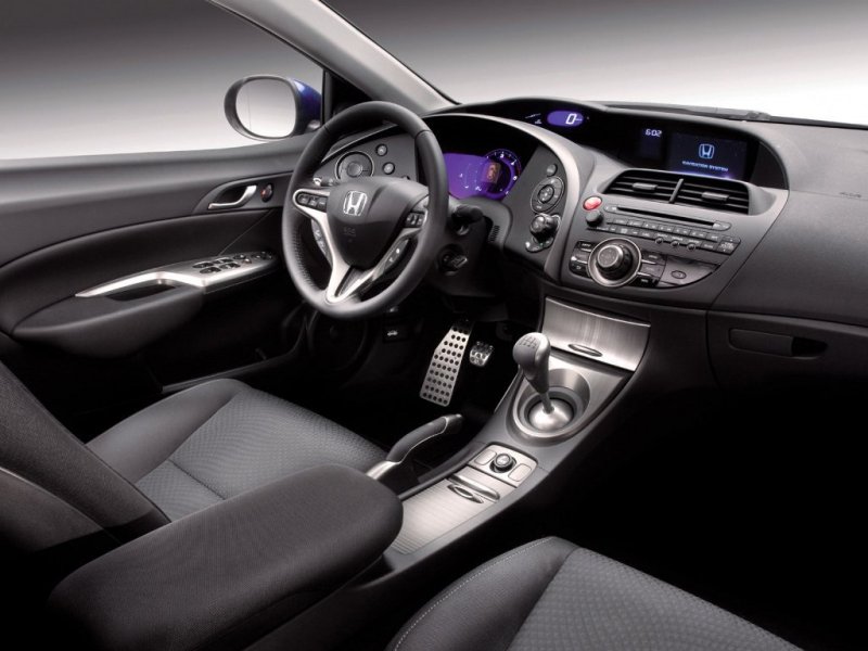 А интерьер хэтчбеков еще больше напоминает внутреннее убранство звездолета