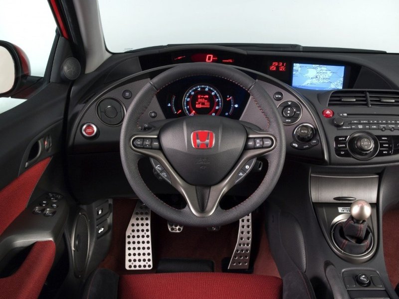 Версии Type-R внутри наряжены алюминиевыми вставками и агрессивной красной подсветкой циферблатов