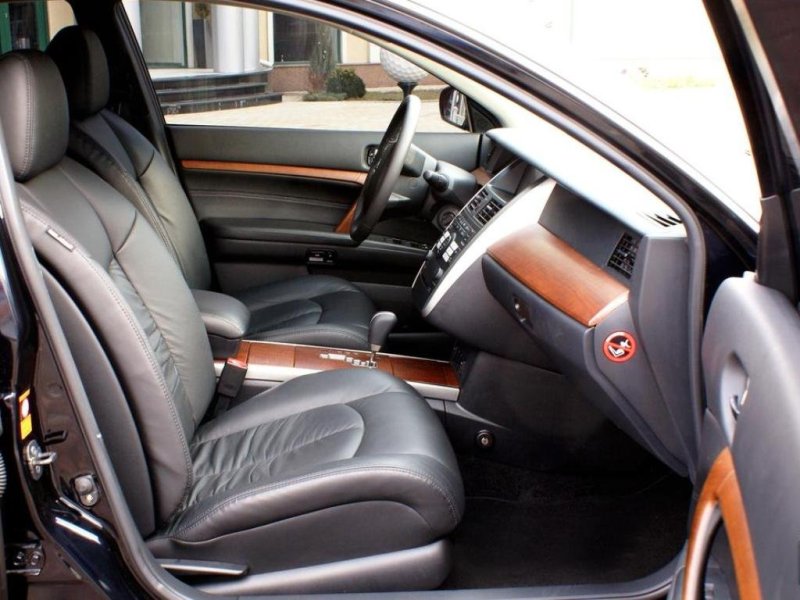 Форма сидений выдает спокойный нрав автомобиля