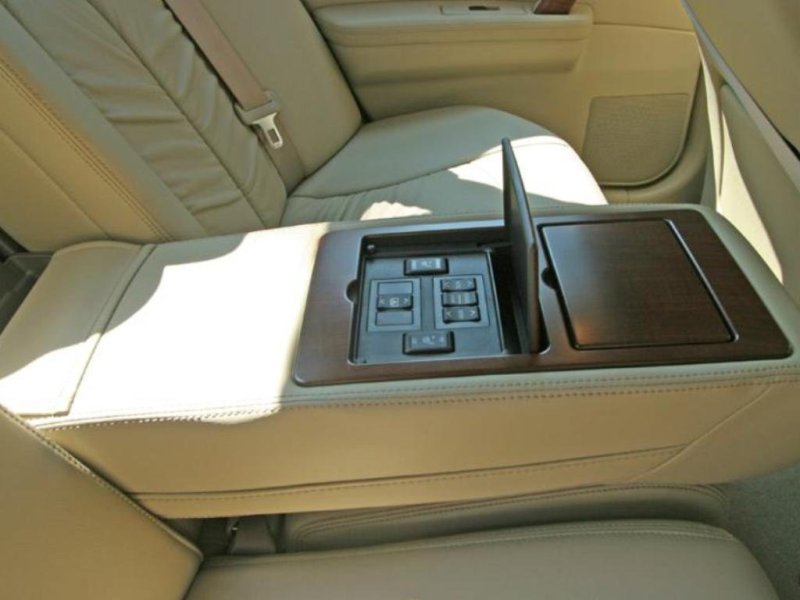 Сзади пассажиры снабжены отличным подлокотником со встроенным «пультом» управления системами климата