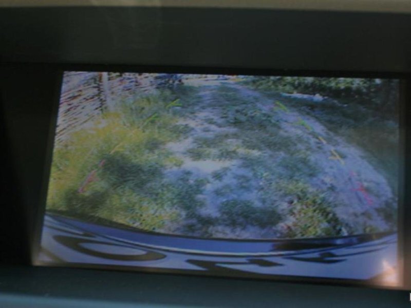 Вид с камеры заднего вида на ЖК-дисплее, расположенном на центральной консоли