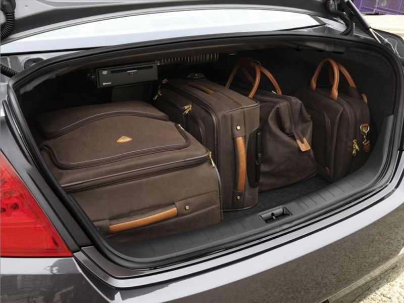 Багажник Nissan Teana не может похвастать рекордным показателем вместимости, но и далеко не аутсайдер – 478 л