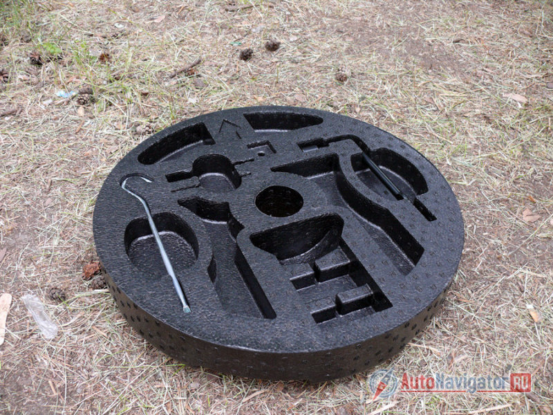 … а над ней - пенопластовый органайзер для инструментов и мелочевки