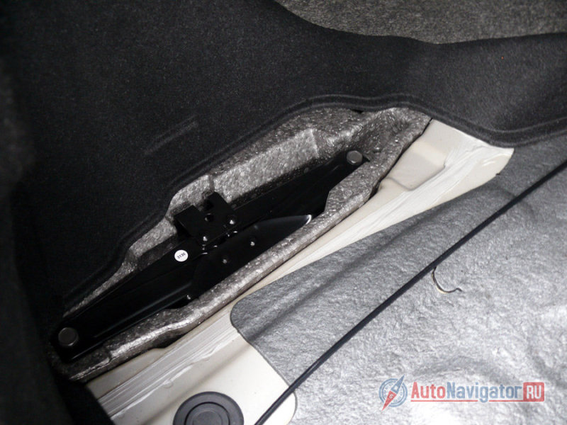 Домкрат уложен в специальную нишу в багажнике