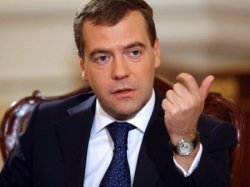 Медведев считает, что власти не вправе запрещать праворульные автомобили