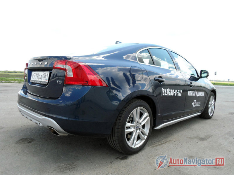 Серебристая пластиковая «юбка» - прерогатива версии T5 и пакета R-Design