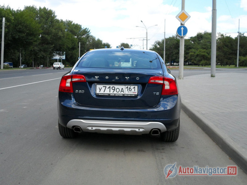Два выхлопных патрубка  сразу дают понять: перед нами автомобиль с недюжинной мощью