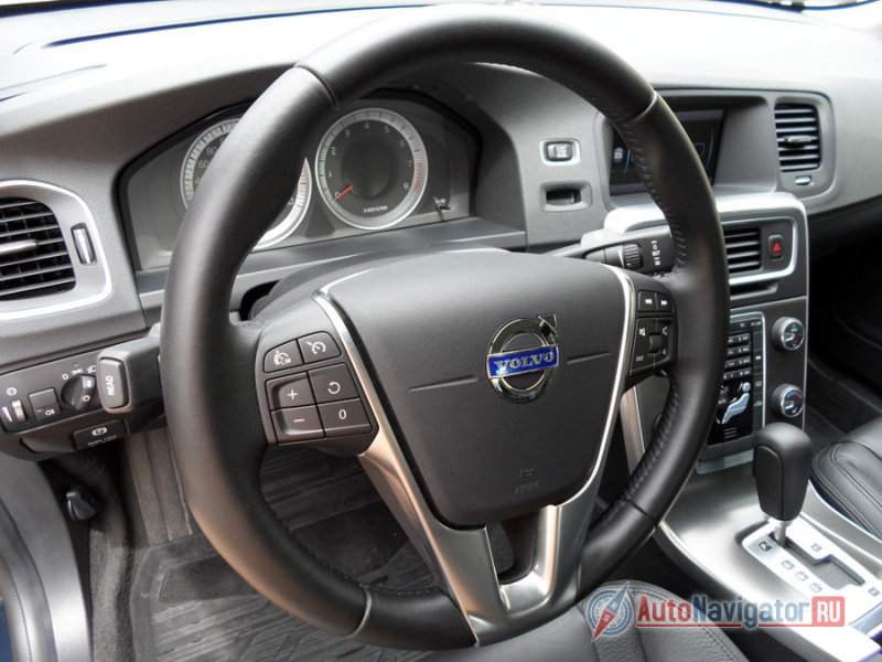 Многофункциональный руль очень приятно держать в руках