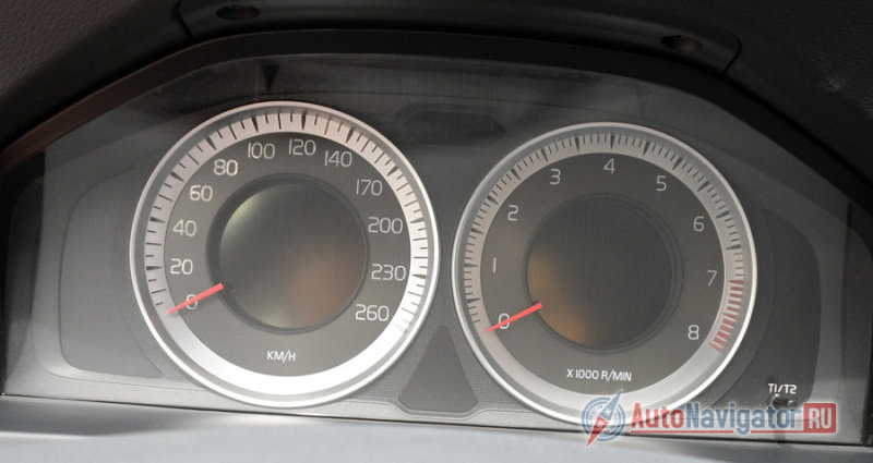 Панель приборов незамысловата, но удобна и не перегружена лишними индикаторами