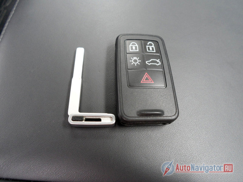 Из пластикового брелока можно вытащить жало, которое закрывает/открывает перчаточный ящик