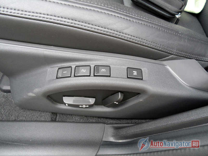 Водительское кресло снабжено электрорегулировками