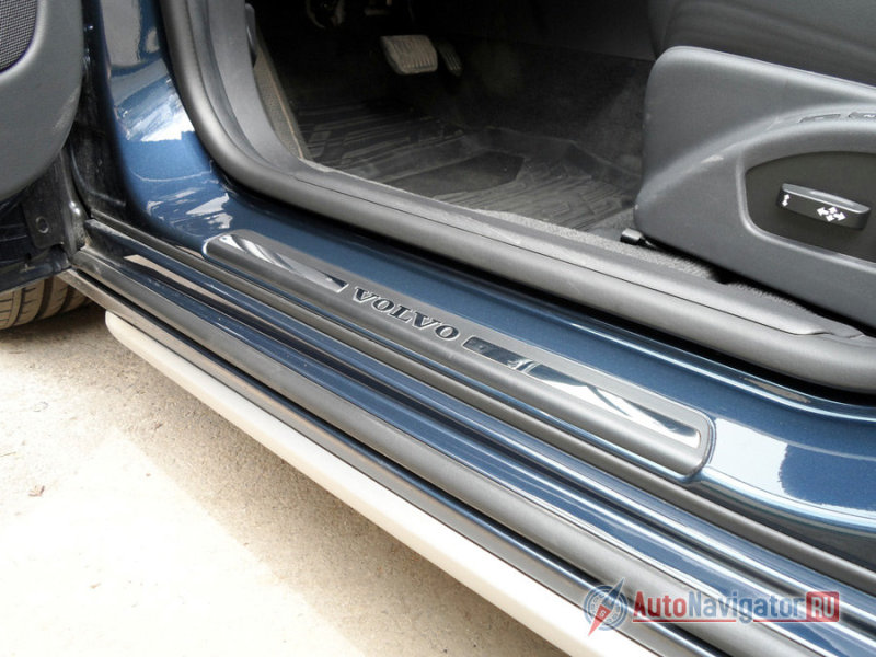 Широкие пороги - это не дань моде, а забота о безопасности: в них спрятаны силовые элементы кузова