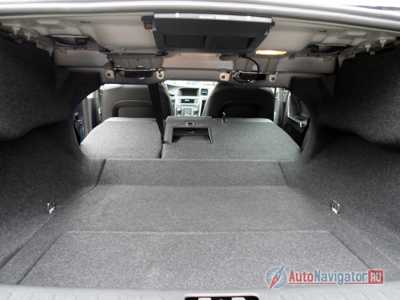 Сиденья можно сложить и получить большую площадку для грузов