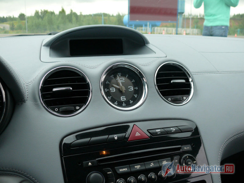 Часики на центральной консоли необычайно красивы!