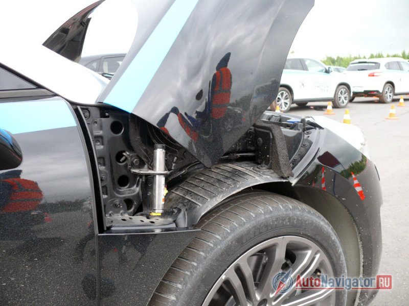 У Peugeot RCZ фактически нет передних крыльев: широченный капот доходит до колесных арок!