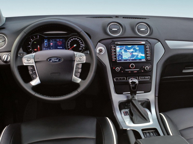 Интерьер Ford Mondeo. Версия с «автоматом»