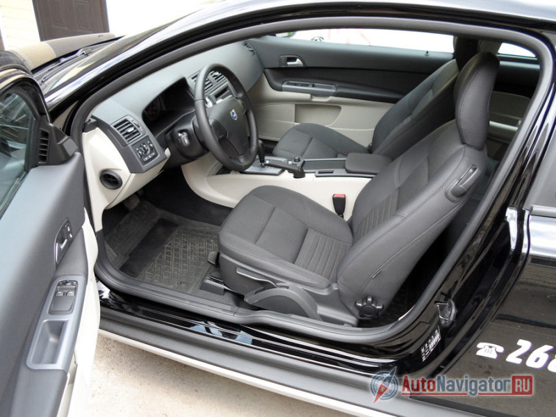 Большая дверь открывает удобный доступ в салон