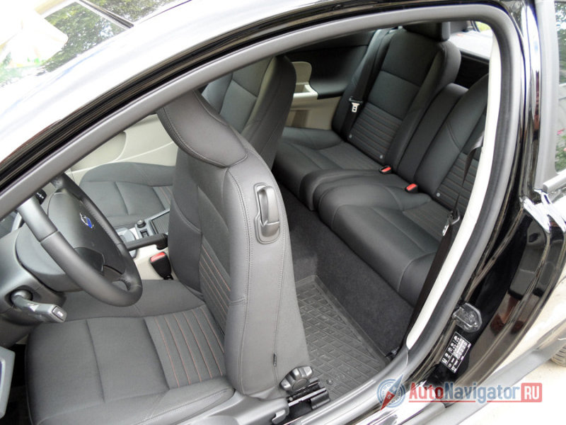 Проход на заднее кресло, в принципе, довольно широк, вот только места для ног пассажиров маловато