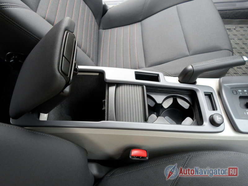 К услугам водителя и переднего пассажира - два подстаканника и небольшой бокс
