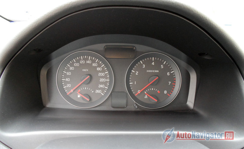 Панель приборов очень простая, показания легко читаются при любом освещении