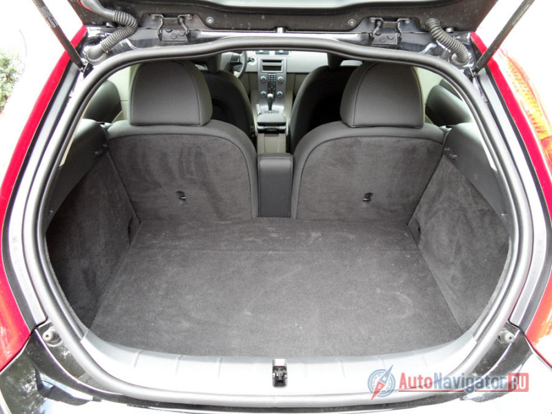 Багажный отсек Volvo C30 очень мал, но для увеличения его объёма можно...