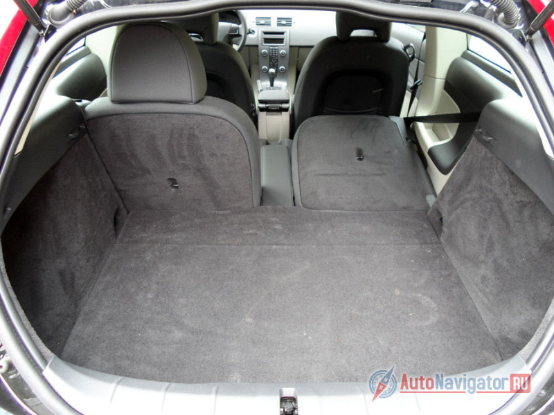 ... сложить одно заднее сиденье, а можно...