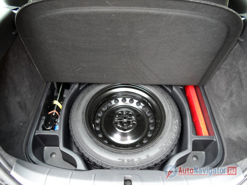 Под полом багажного отсека «спряталась» докатка. Наличествует здесь и минимальный набор инструментов